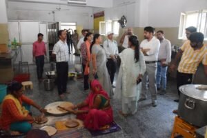 Singrauli - कलेक्टर गौरव बैनल पहुंचे जिला अस्पताल, सफाई संविदाकार एवं डाक्टर से दिखे नाराज 3 Singrauli - कलेक्टर गौरव बैनल पहुंचे जिला अस्पताल, सफाई संविदाकार एवं डाक्टर से दिखे नाराज