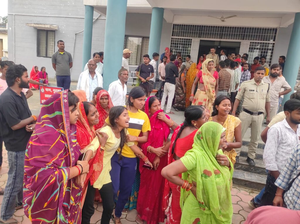 Singrauli : प्रेमिका के ब्लैकमेलिंग के कारण युवक ने लगाई फांसी, कोतवाली थाना परिसर में शव रखकर धरने पर बैठे परिजन