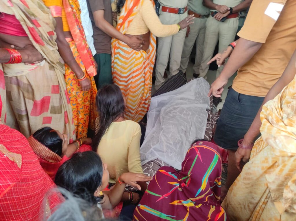 Singrauli : प्रेमिका के ब्लैकमेलिंग के कारण युवक ने लगाई फांसी, कोतवाली थाना परिसर में शव रखकर धरने पर बैठे परिजन