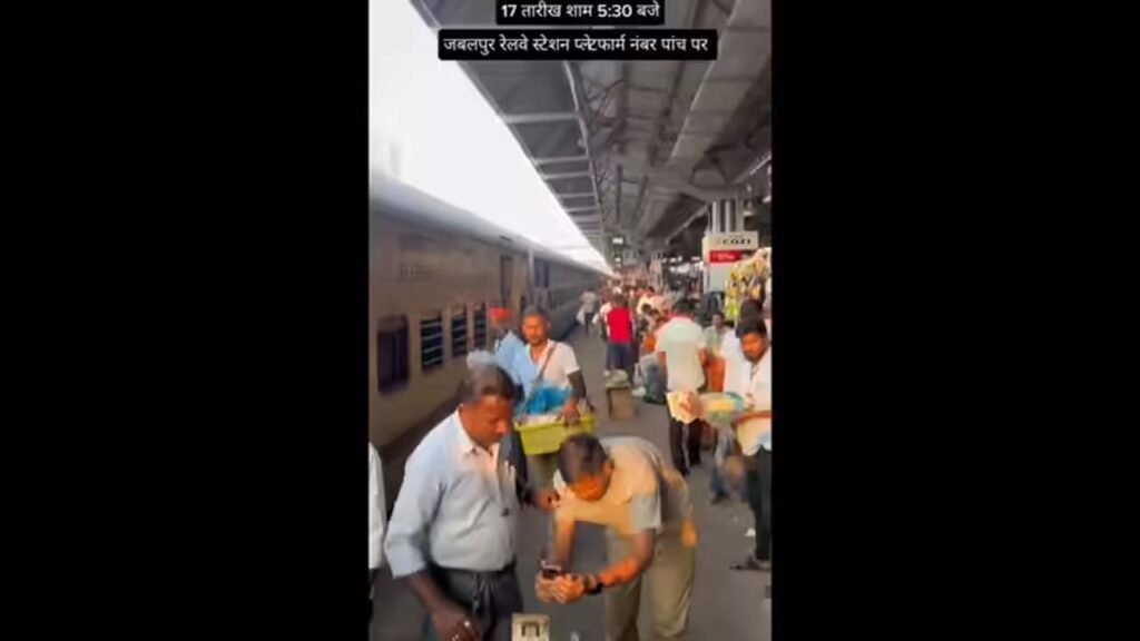 मर गई इंसानीयत! समोसे ले रहे यात्री की छूटने लगी ट्रेन, वेंडर ने कॉलर पकड़ निकलवा ली घड़ी