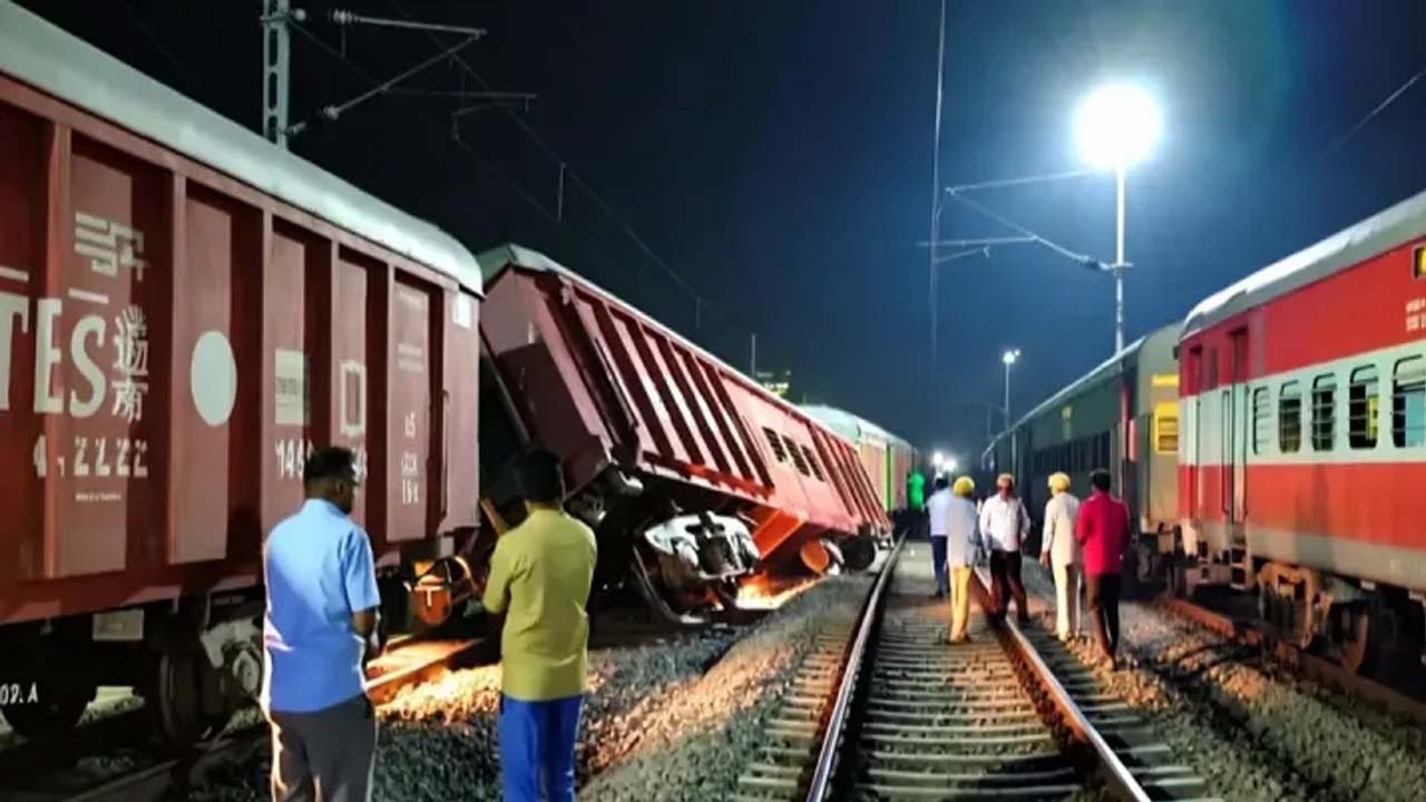 Breaking News - मथुरा में रेलवे हादसा! मालगाड़ी के 13 डिब्बे पटरी से उतरे, दिल्ली-आगरा रूट हुआ बाधित; यात्री परेशान