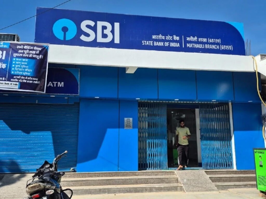 ऑनलाइन सर्विस चार्ज बढ़ाकर ग्राहकों को झटका दे रहे सरकारी और प्राइवेट बैंक