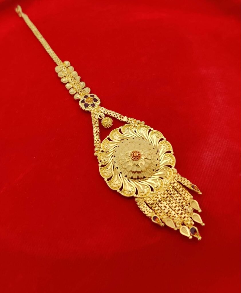 Gold Maang Tikka Design: ये सोने के माँग टीका डिज़ाइन आपकी बहू को बेहद पसंद आएंगे और उसे शाही लुक देंगे