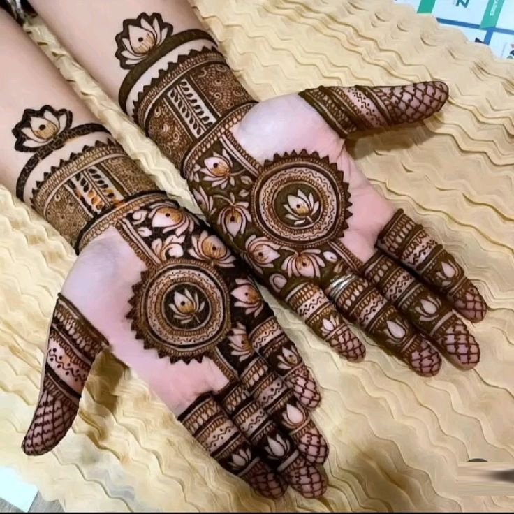 Karwa Chauth Mehndi Design: करवा चौथ पर लगाएं ब्यूटीफुल मेहंदी डिजाइन, बनाएं हाथों को और भी खूबसूरत