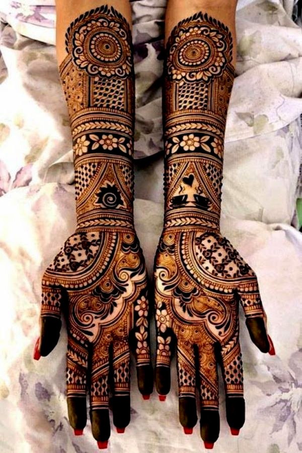 Karwa Chauth Mehndi Design: करवा चौथ पर लगाएं ब्यूटीफुल मेहंदी डिजाइन, बनाएं हाथों को और भी खूबसूरत