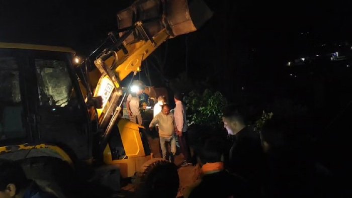 हिमाचल में बस पर पहाड़ी से मलबा गिरा, 15 लोगों की मौत, बारिश के कारण हादसा