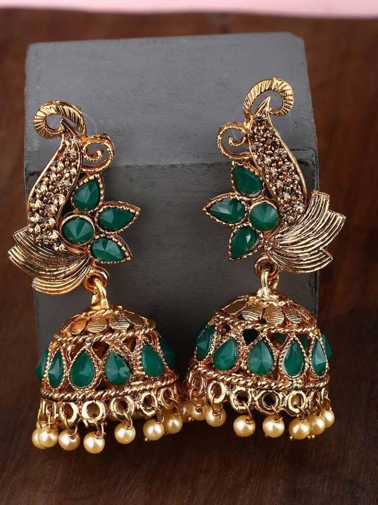 Earring Design: स्टाइलिश लुक के लिए एथनिक वियर के साथ पहनें ये मॉडर्न इयररिंग 1 Earring Design: स्टाइलिश लुक के लिए एथनिक वियर के साथ पहनें ये मॉडर्न इयररिंग