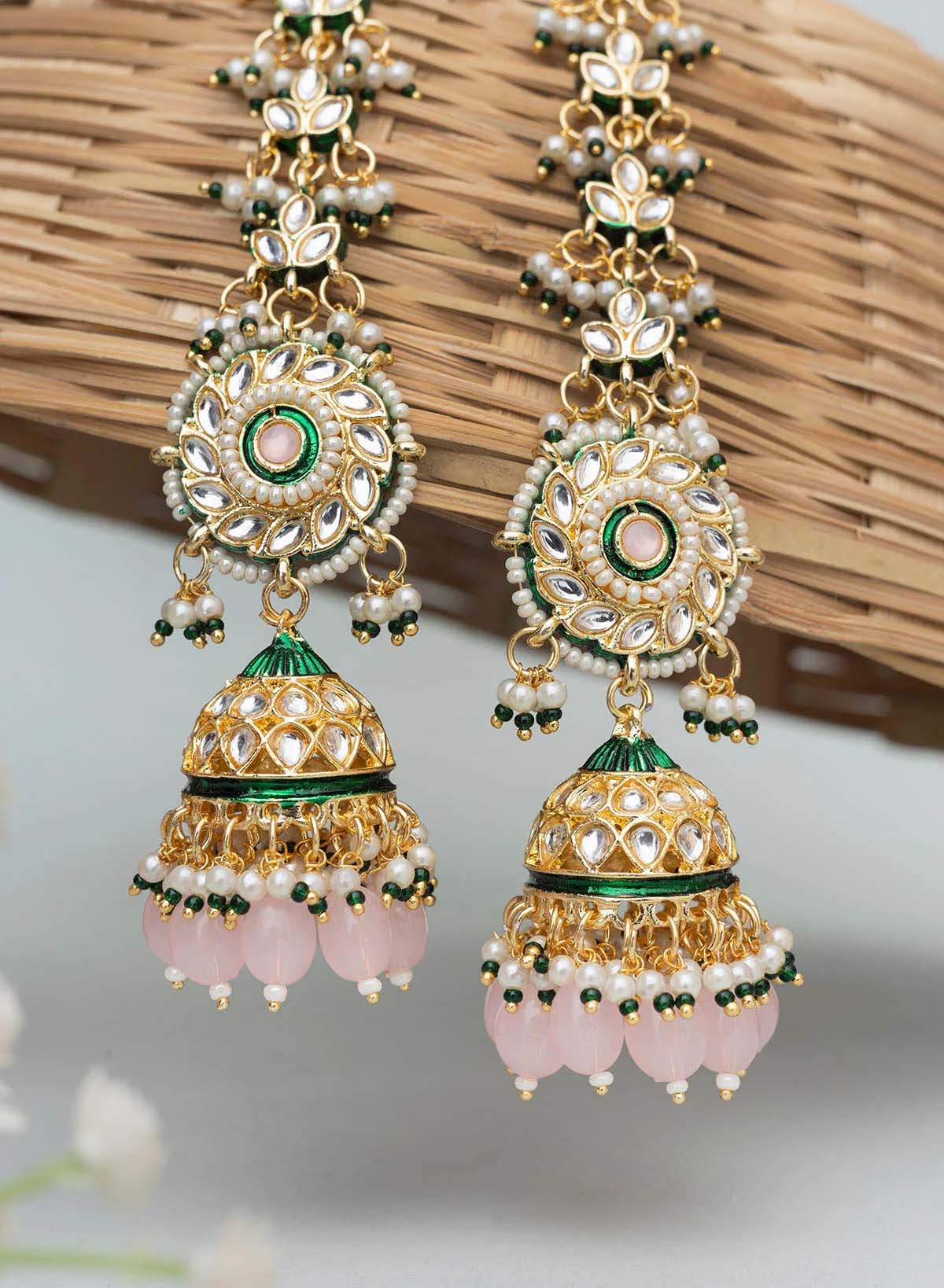 Earring Design: स्टाइलिश लुक के लिए एथनिक वियर के साथ पहनें ये मॉडर्न इयररिंग 4 Earring Design: स्टाइलिश लुक के लिए एथनिक वियर के साथ पहनें ये मॉडर्न इयररिंग