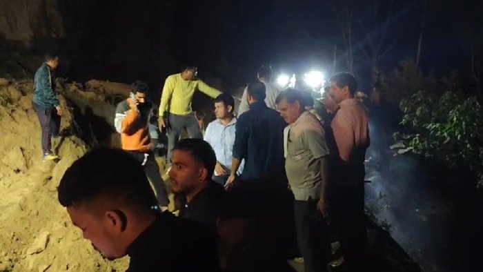 हिमाचल में बस पर पहाड़ी से मलबा गिरा, 15 लोगों की मौत, बारिश के कारण हादसा