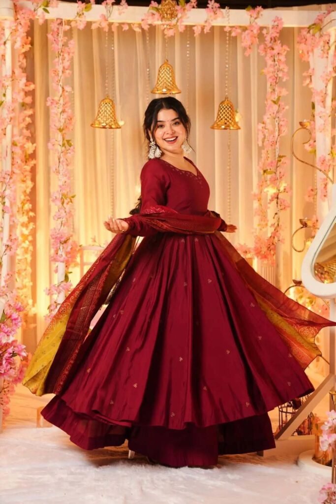 जब पहनेंगी Anarkali Suit तब भीड़ में हर कोई देखेगा बस आपको