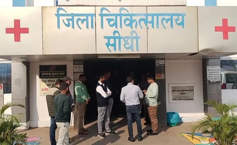 Sidhi : बीच सड़क पर युवक के साथ हुई मारपीट, घायल अवस्था में इलाज के लिए भर्ती