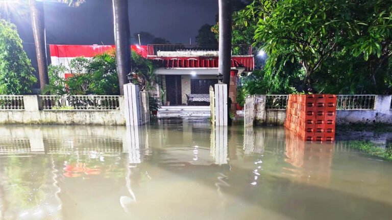 Singrauli : बैढ़न शहर के कई घरों व दुकानों में घुसा पानी, जन-जीवन अस्त-व्यस्त, सड़के व नालियां भी लबालब