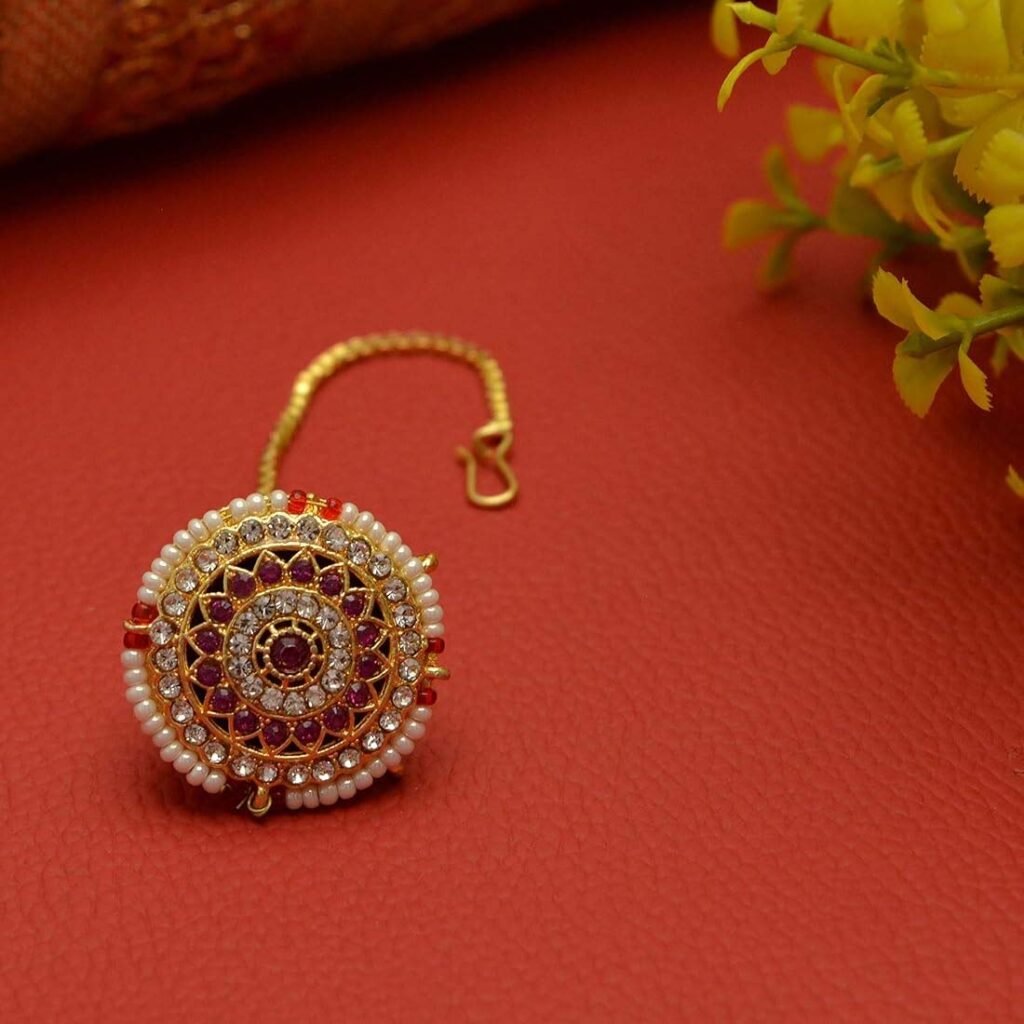 Maang Tikka Design: खास मौकों पर पहनें ये शानदार मांग टीका डिज़ाइन