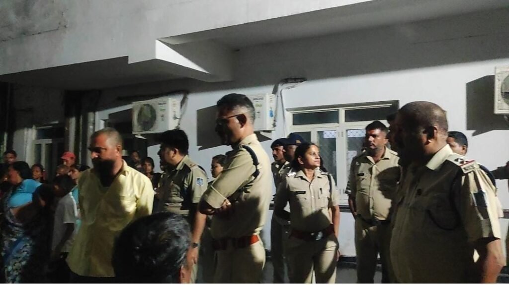 SINGRAULI - जिला जेल में बंद कैदी की हुई मौत, परिजन जिला अस्पताल में कर रहे हंगामा