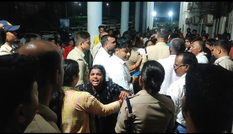 SINGRAULI - जिला जेल में बंद कैदी की हुई मौत, परिजन जिला अस्पताल में कर रहे हंगामा