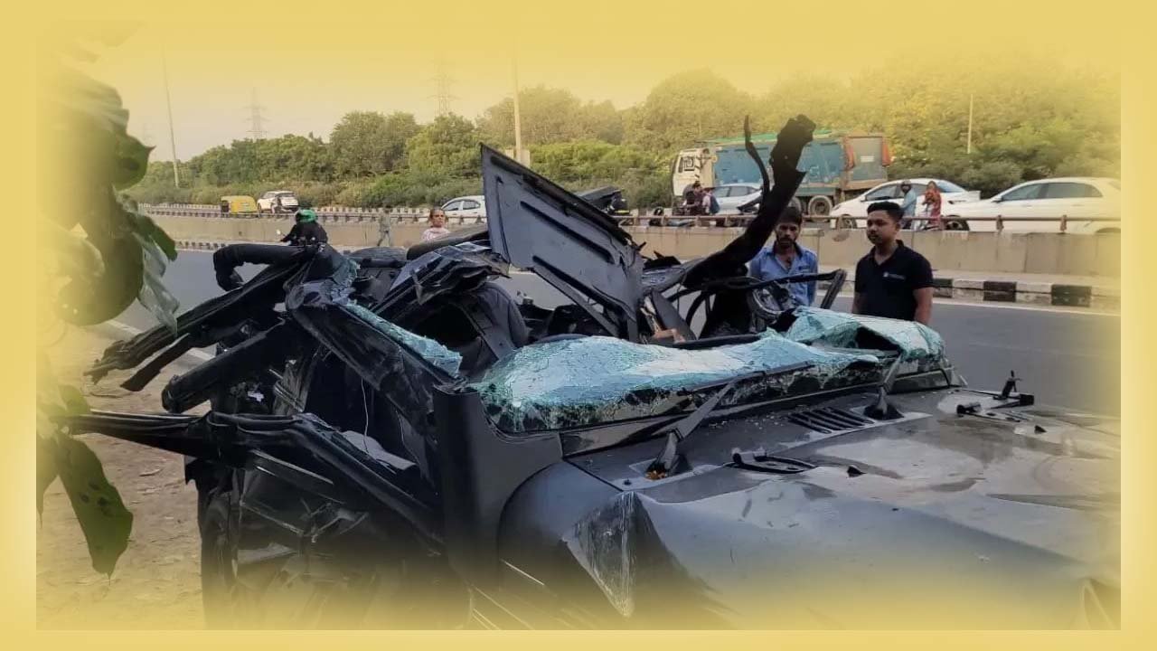 ACCIDENT - डिवाइडर के बीच 50 फीट नाला, 150 की रफ्तार से कार जा गिरी.... 5 की मौत