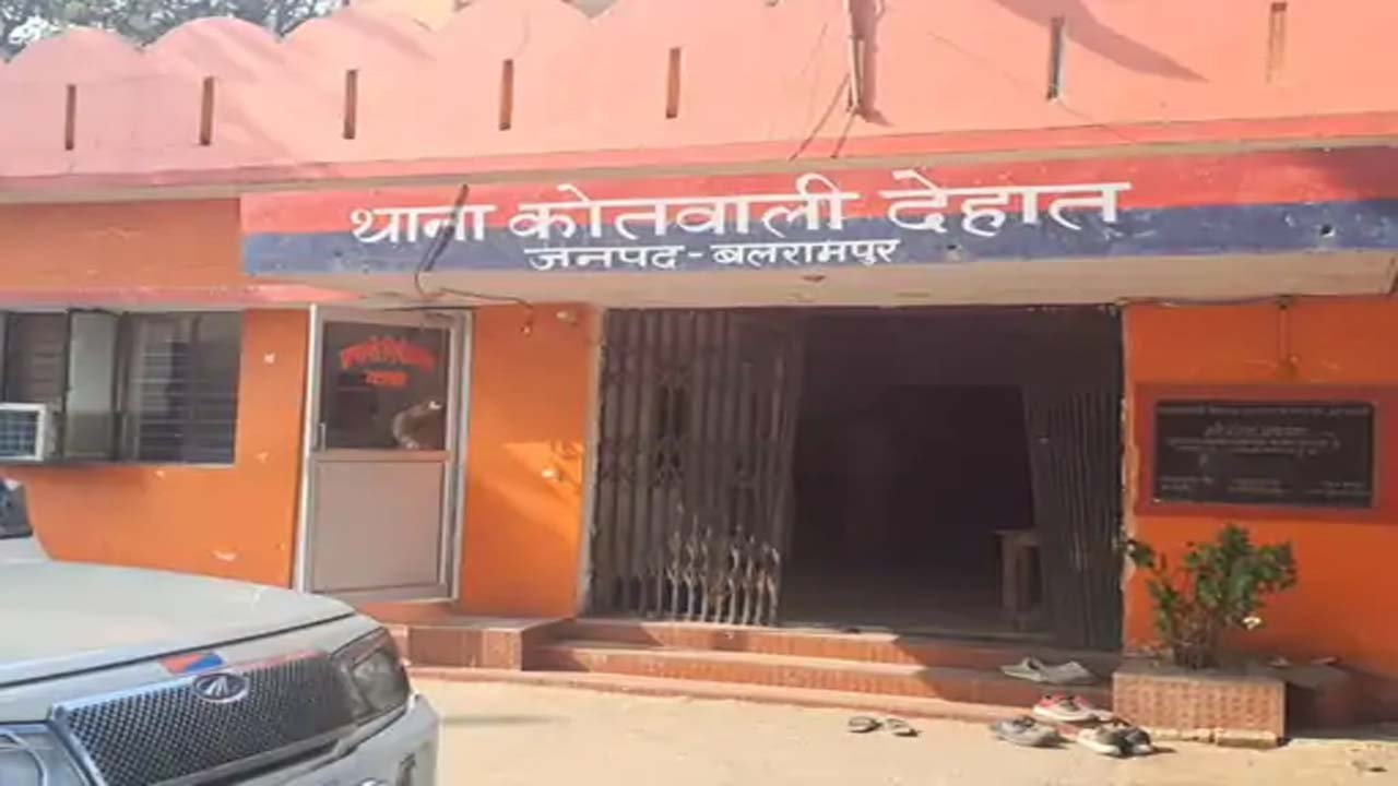 UP - महिला सिपाही से छेड़छाड़, तीन पुलिसकर्मियों पर प्राथमिकी दर्ज