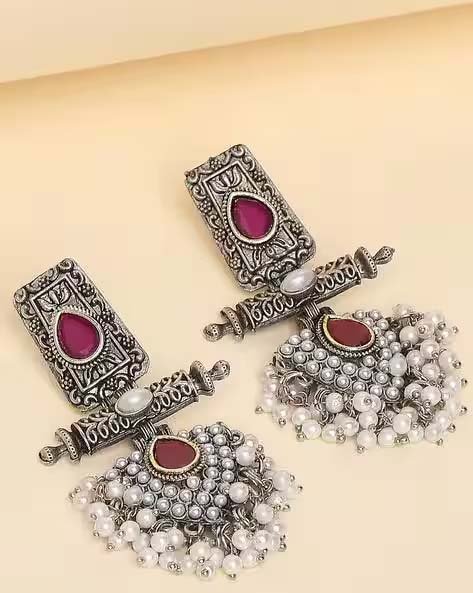 पहने SILVER EARRINGS, हर दिन मिलेगा स्टाइलिश लुक