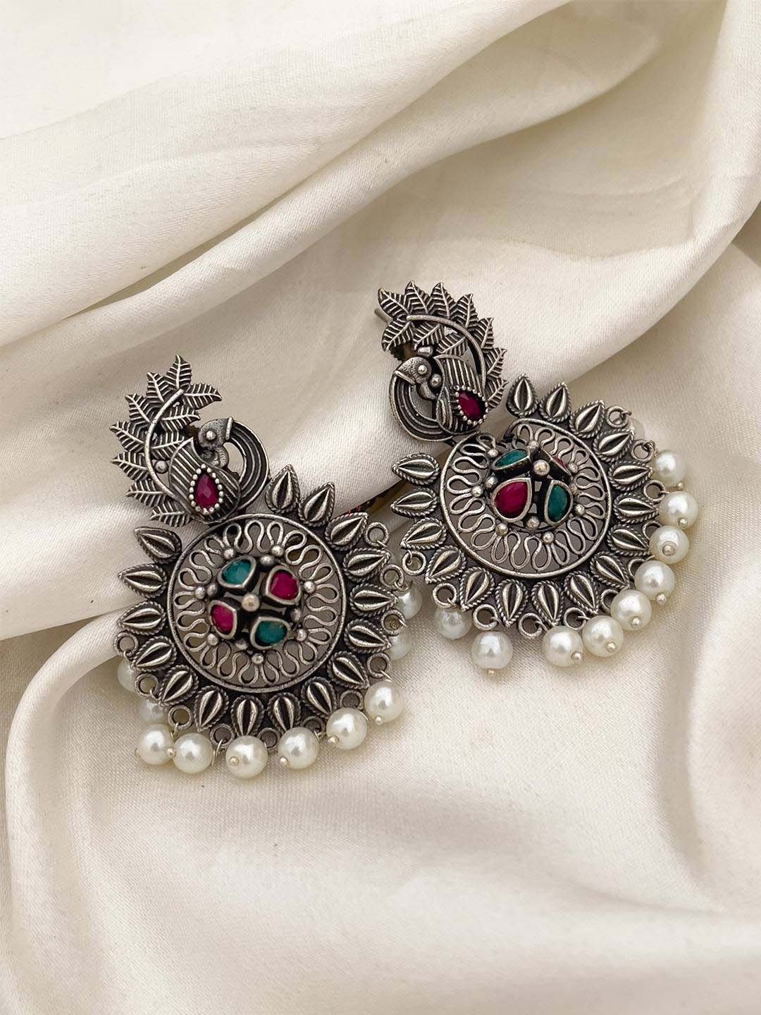 पहने SILVER EARRINGS, हर दिन मिलेगा स्टाइलिश लुक