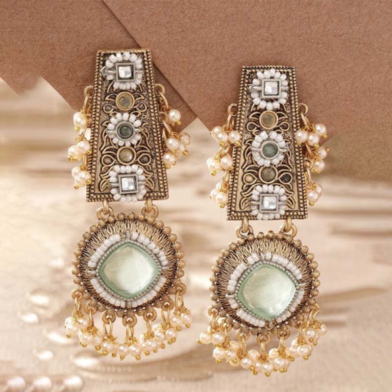Artificial Earrings: शादियों में अनोखे डिज़ाइन के आर्टिफिशियल इयररिंग्स पहनें, हर लुक में शाही झलक दिखेगी