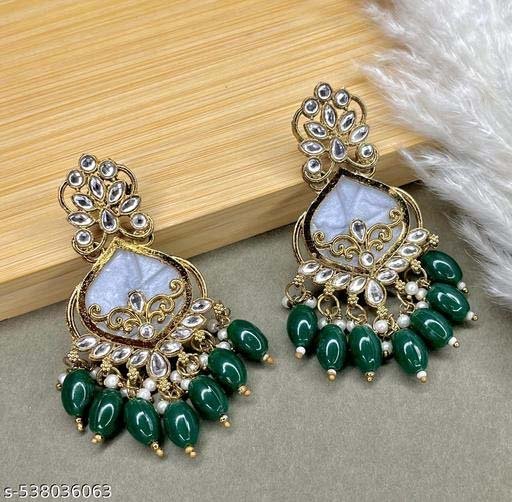 Artificial Earrings: शादियों में अनोखे डिज़ाइन के आर्टिफिशियल इयररिंग्स पहनें, हर लुक में शाही झलक दिखेगी
