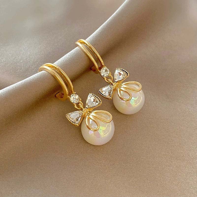 Artificial Earrings: शादियों में अनोखे डिज़ाइन के आर्टिफिशियल इयररिंग्स पहनें, हर लुक में शाही झलक दिखेगी