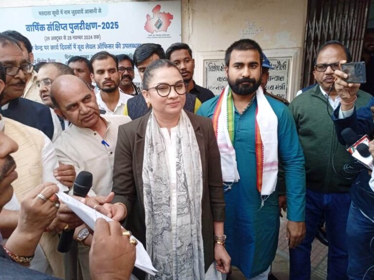 SINGRAULI - जर्जर सड़क एवं जल संकट को लेकर कांग्रेसियों ने किया प्रदर्शन