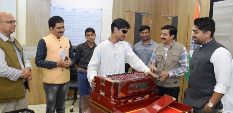 SINGRAULI - नेत्रहीन गायक संतोष के सुरीली आवाज से प्रभावित हुए कलेक्टर गौरव बैनल, गिफ्ट कर दिया हारमोनियम