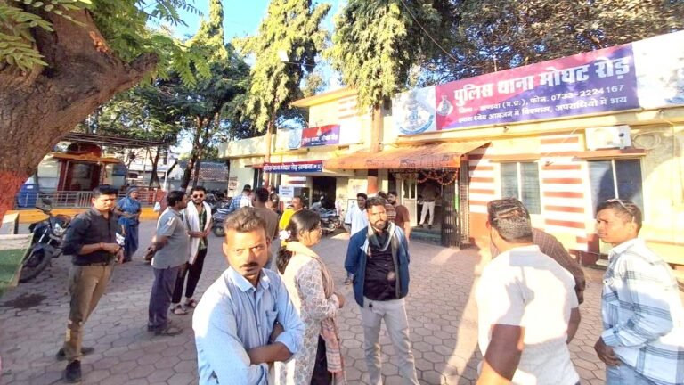 MP POLICE - पुलिस की गुंडागर्दी, लव मैरिज कर ली बेटी से मिलने पहुंची माँ को थाना प्रभारी ने पाइप से पीटा