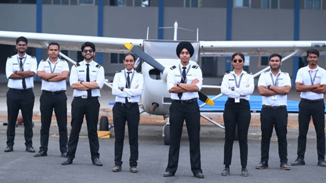 How to become a pilot - जानिए कैसे बनते है पायलेट, पढाई में कितना होता है खर्चा और कितनी मिलती है सैलरी