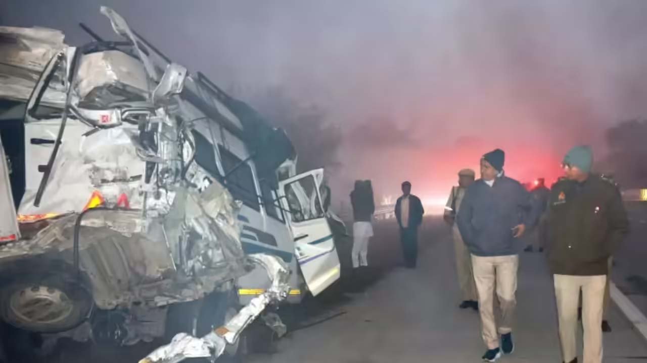 Expressway Accident - मथुरा में यमुना एक्सप्रेसवे पर भीषण हादसा, 13 की मौत, 33 घायल, छह घंटे चला रेस्क्यू ऑपरेशन