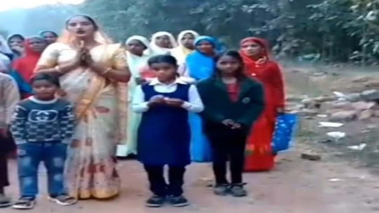 Singrauli: चितरंगी विधानसभा के ग्राम पंचायत धवई के छुरदा टोला की महिलाओं ने रोड की समस्या को लेकर हुई मुखर