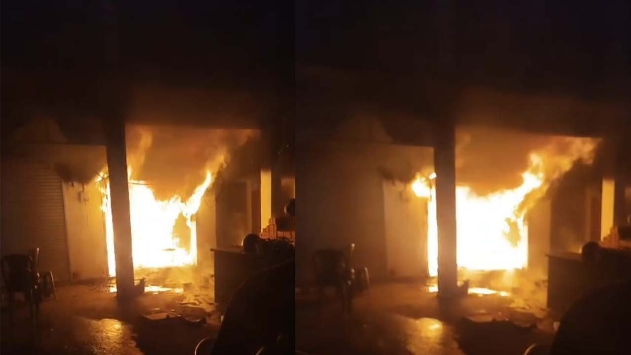 SINGRAULI - चितरंगी बाजार की किराना दुकान में आग, हिंडालको से बुलाया दमकल वाहन