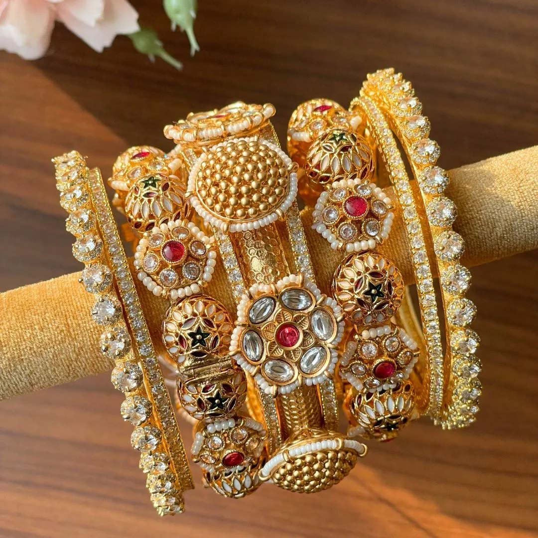 Kada Bangles Set: ये आपके लुक में एक मॉर्डन और ट्रेडिशनल टच देते हैं, कड़ा बैंग्ल्स सेट