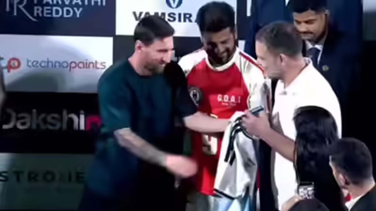 Lionel Messi India Tour 2025 - हैदराबाद में मेसी ने खेला फुटबॉल, राहुल गांधी को गिफ्ट की जर्सी 2 Lionel Messi India Tour 2025 - हैदराबाद में मेसी ने खेला फुटबॉल, राहुल गांधी को गिफ्ट की जर्सी
