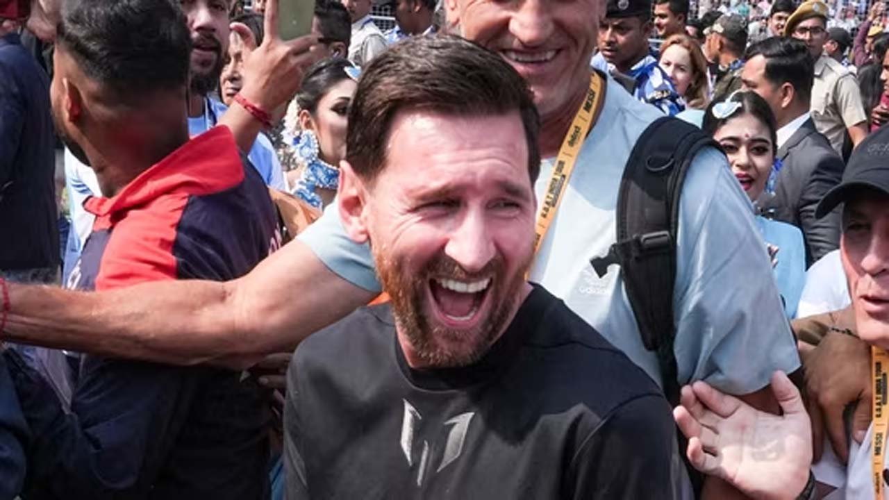Lionel Messi India Tour 2025 - हैदराबाद में मेसी ने खेला फुटबॉल, राहुल गांधी को गिफ्ट की जर्सी 1 Lionel Messi India Tour 2025 - हैदराबाद में मेसी ने खेला फुटबॉल, राहुल गांधी को गिफ्ट की जर्सी