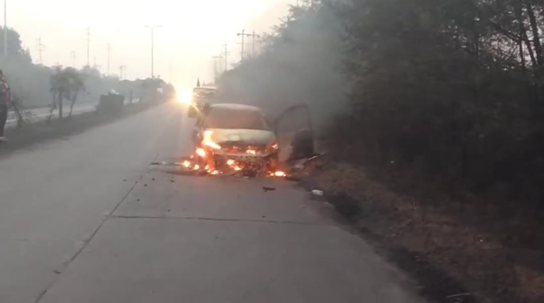 SINGRAULI : मोरवा के काटा मोड़ पर इंडिगो कार में भीषण आग, चालक की जान बची