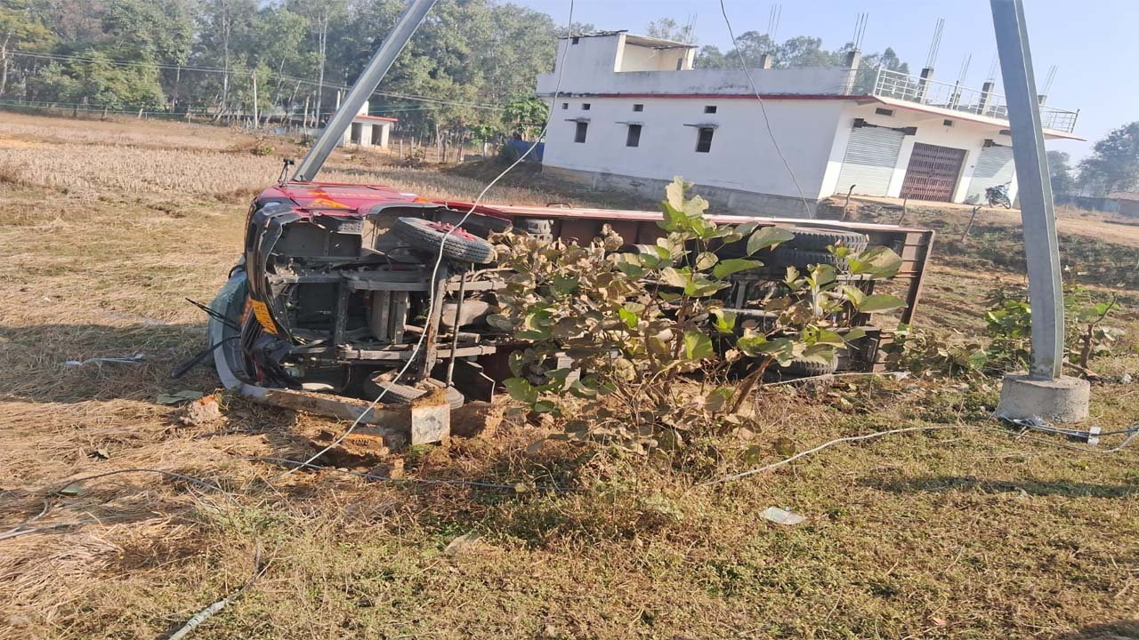 Singrauli - सरई इलाके में पलटी फायर ब्रिगेड वाहन, मचा हड़कंप