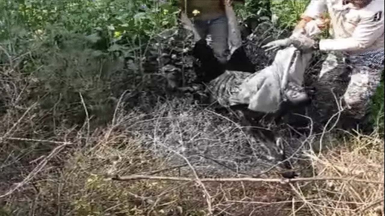 The father shot and killed his daughter by shooting her in the chest.