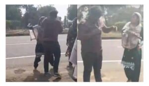 युवती ने युवक को चप्पलों से पीटा, Video हुआ वायरल