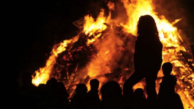 खौफनाक! जादू-टोना करने का आरोप, 'डायन' कहकर मां और उसके बच्चे को जिंदा जलाया