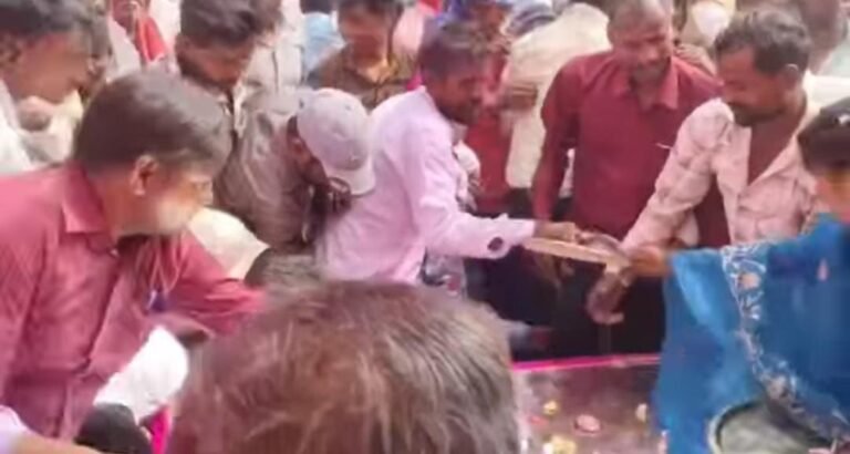 गरीब बेटियों की शादी या सरकारी अव्यवस्था का मेला? अमेठी में पत्तल के लिए मची छीना-झपटी