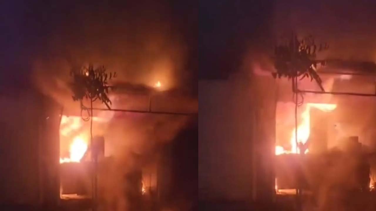 बरगवां सब्जी मंडी स्थित एक इलेक्ट्रॉनिक दुकान में लगी आग