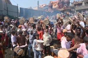 मणिकर्णिका घाट के मसाननाथ मंदिर में खेली गई चिता भस्म की होली