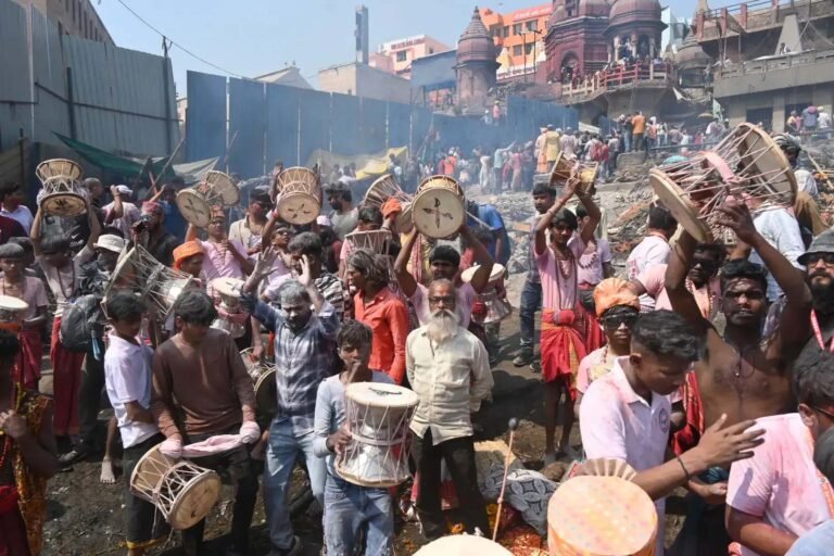 मणिकर्णिका घाट के मसाननाथ मंदिर में खेली गई चिता भस्म की होली