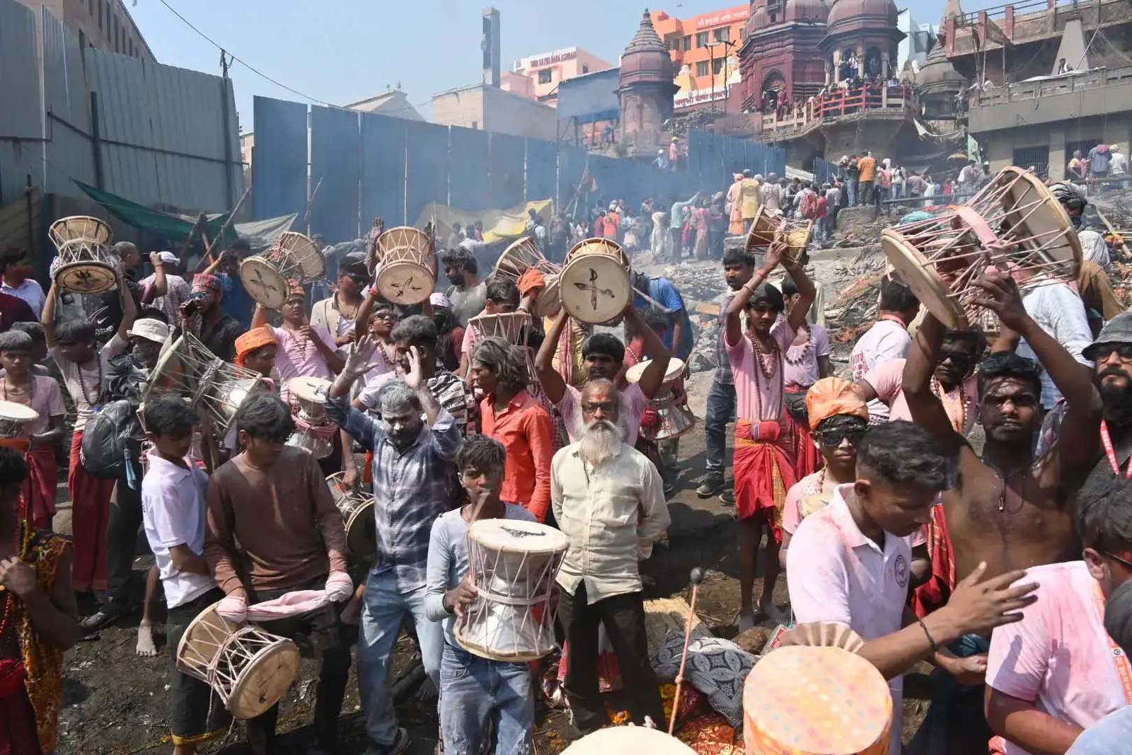 मणिकर्णिका घाट के मसाननाथ मंदिर में खेली गई चिता भस्म की होली