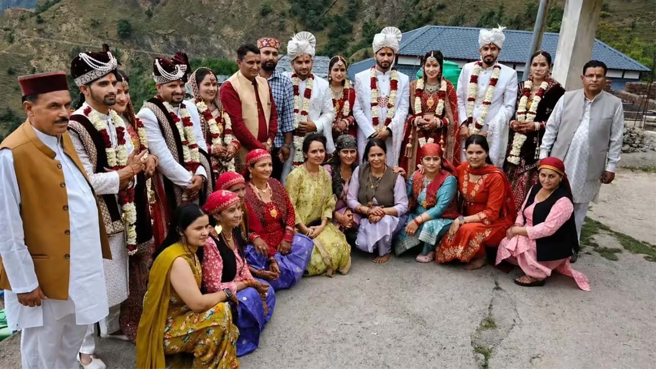 5 दुल्हन बारात लेकर एक ही घर पहुंचीं